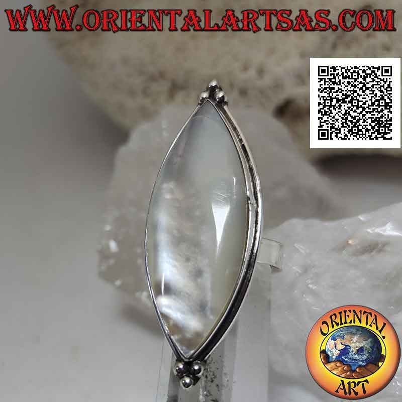 Anello in argento regolabile con grande madreperla a navetta su montatura liscia e tris di palline