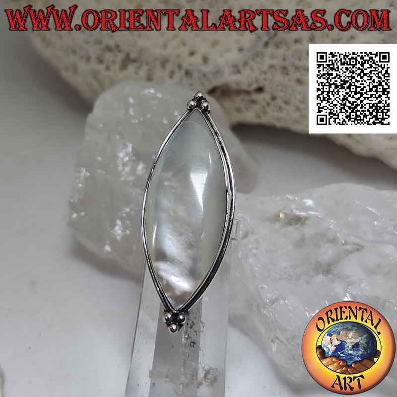 Bague ajustable en argent avec grande navette en nacre sur une monture lisse et trio de boules