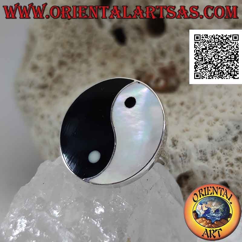 Anello in argento regolabile con yin yang di madreperla e onice tondo e piatto e filo bordo