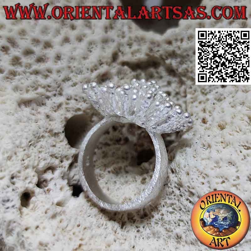 Anillo de plata en forma de anémona de mar con acabado satinado