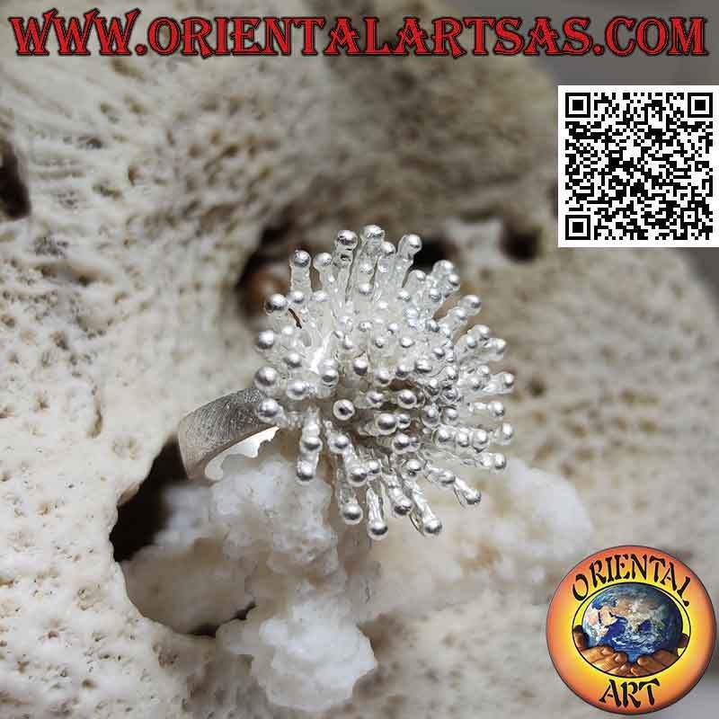 Anello in argento a forma di anemone di mare con lavorazione satinata