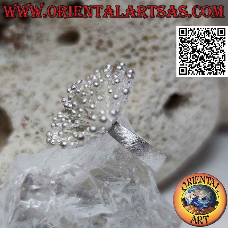 Anello in argento a forma di anemone di mare con lavorazione satinata