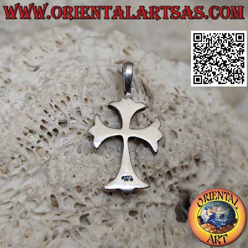 Pendentif en argent, croix latine à trois points terminaux