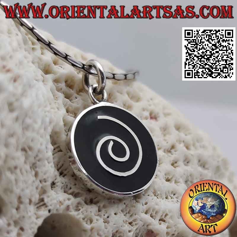 Pendentif rond en argent avec spirale sur fond en résine noire