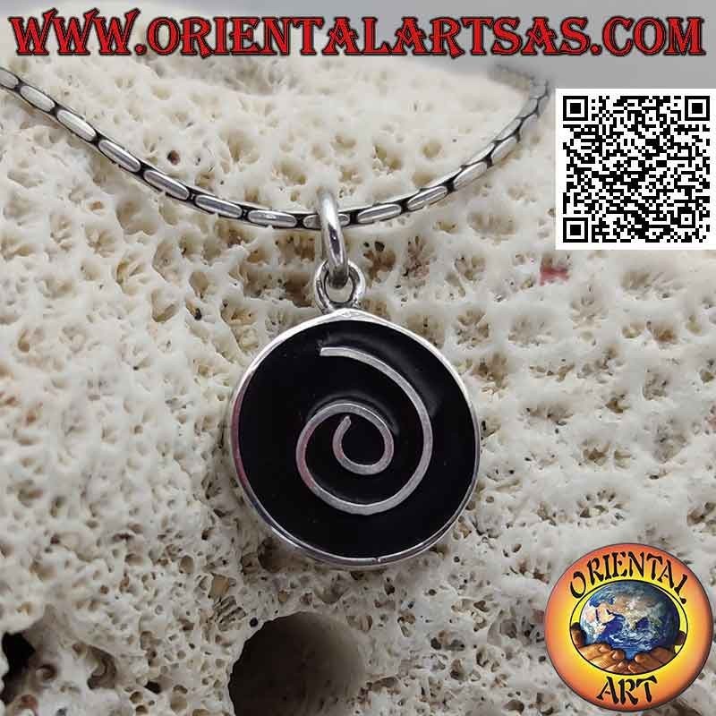 Pendentif rond en argent avec spirale sur fond en résine noire