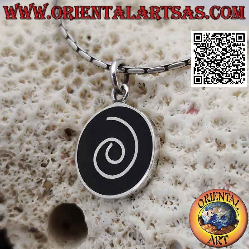 Pendentif rond en argent avec spirale sur fond en résine noire