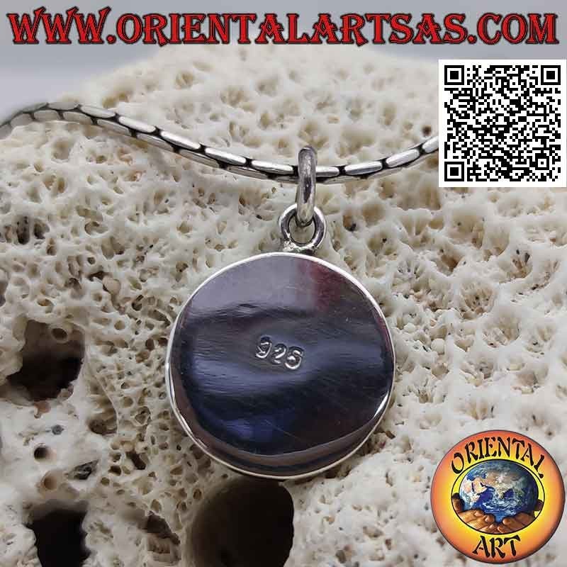 Ciondolo in argento tondo con spirale su fondo di resina nera