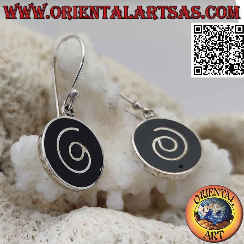 Runde silberne Ohrringe mit Spirale auf schwarzem Harzhintergrund