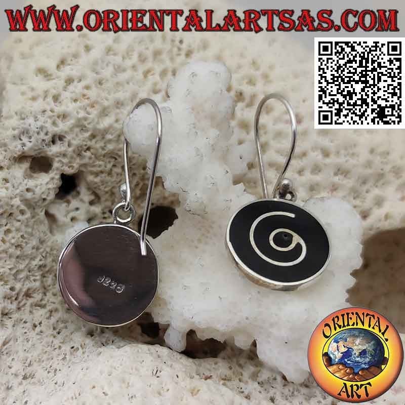 Boucles d'oreilles rondes en argent avec spirale sur fond en résine noire