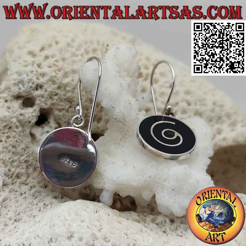 Boucles d'oreilles rondes en argent avec spirale sur fond en résine noire