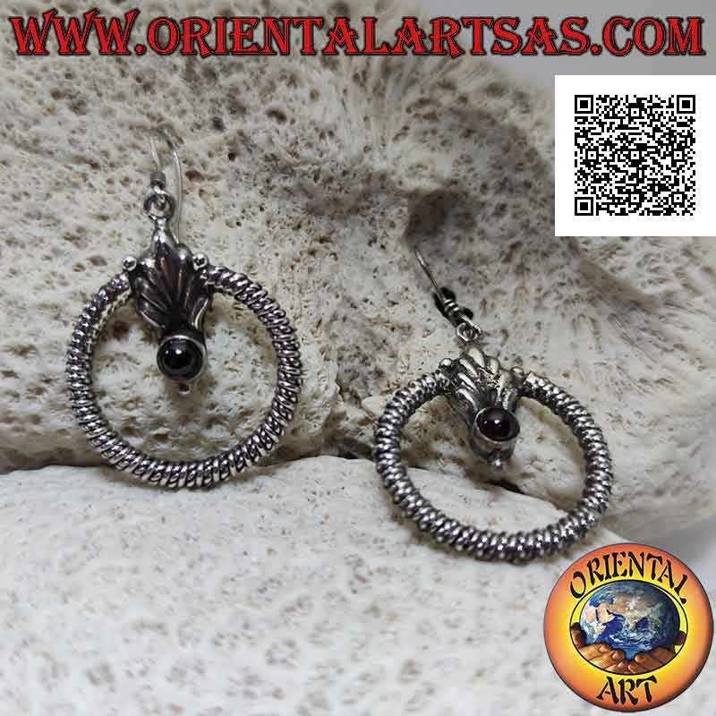 Boucles d'oreilles en argent avec cercle épais entrelacé et grenat sur une fleur centrale