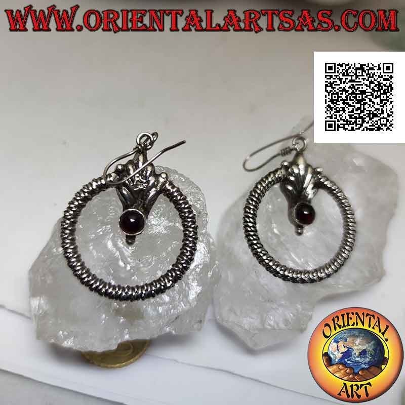 Pendientes de palanca de plata con círculo grueso entrelazado y granate en flor central