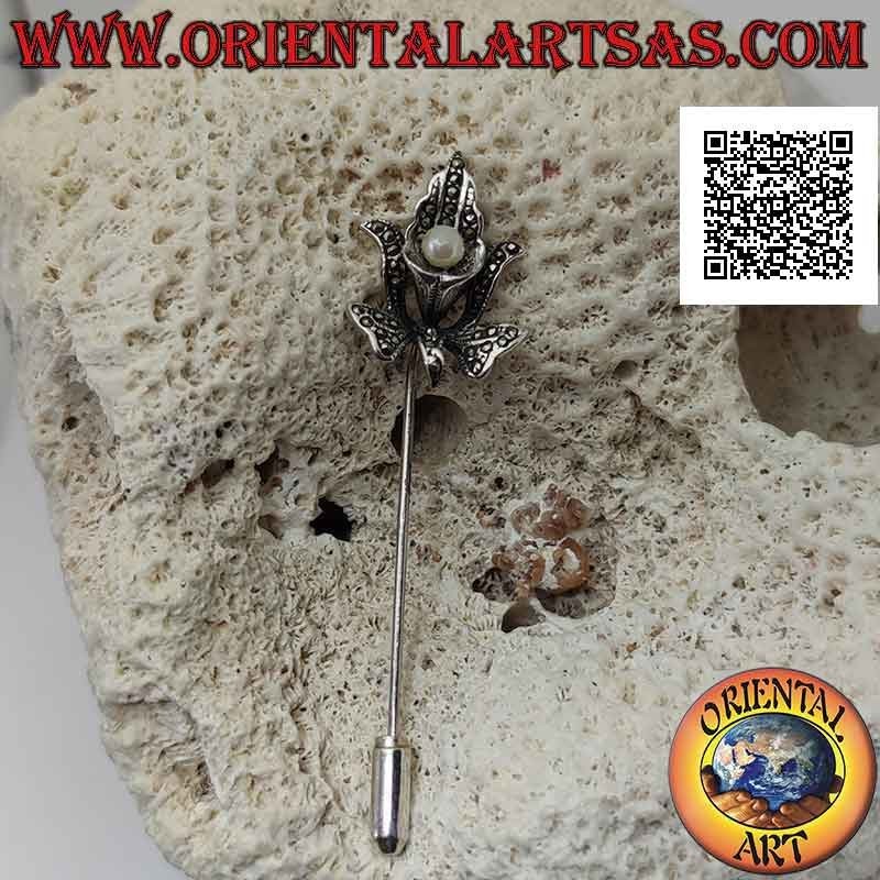 Broche en argent 925 ‰ parsemée de marcassite en forme de lis calla avec perle centrale et nœud