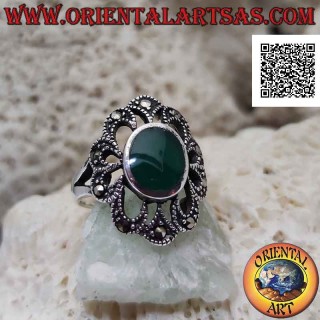 Anello in argento con agata verde ovale con contorno traforato da archetti con marcassite