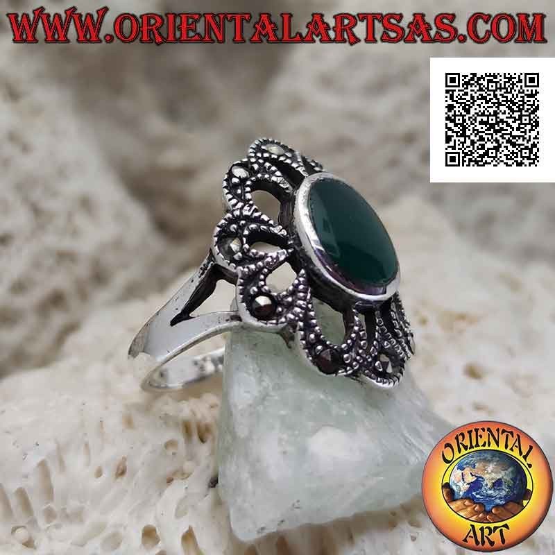 Anello in argento con agata verde ovale con contorno traforato da archetti con marcassite