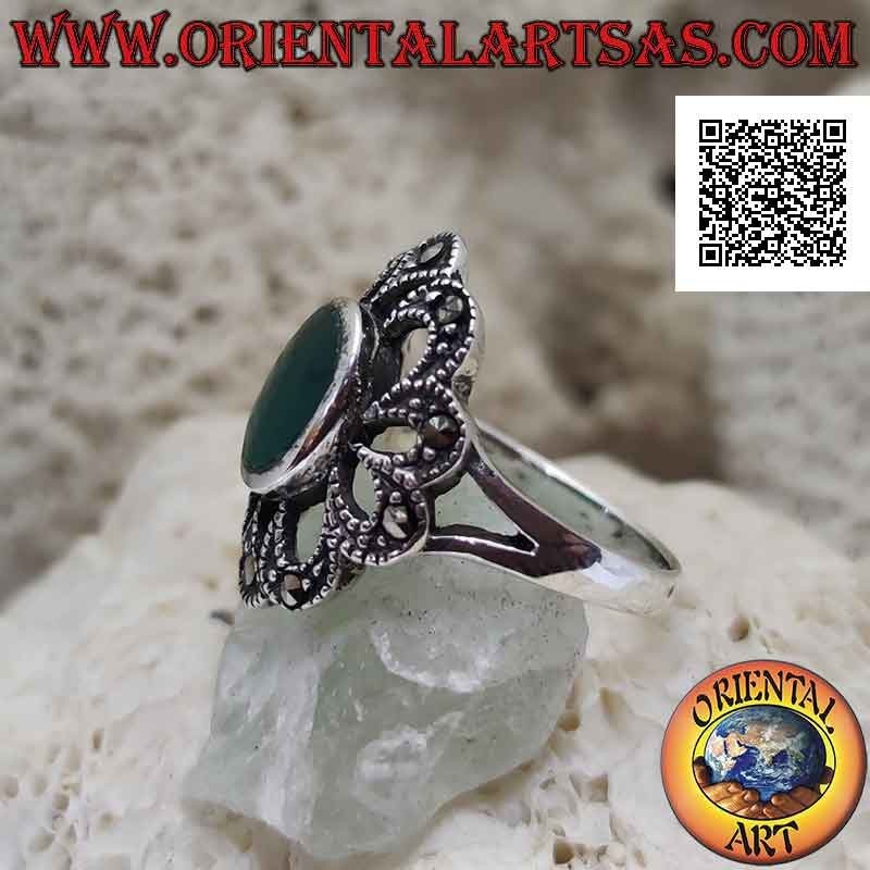 Anello in argento con agata verde ovale con contorno traforato da archetti con marcassite