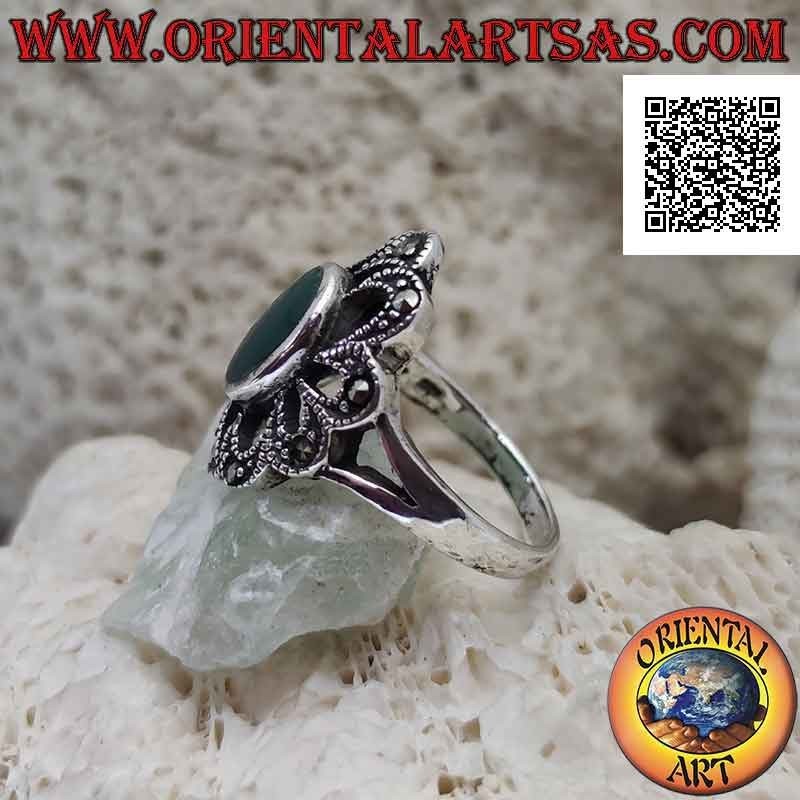 Anello in argento con agata verde ovale con contorno traforato da archetti con marcassite