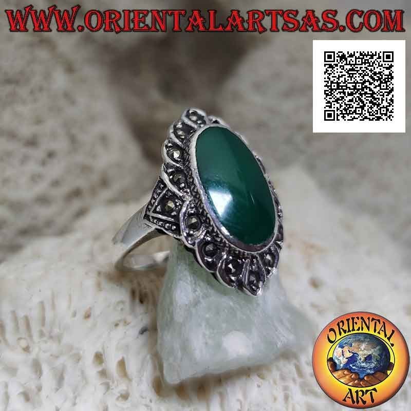Anello in argento con agata verde ovale contornata da ovali con marcassite centrale