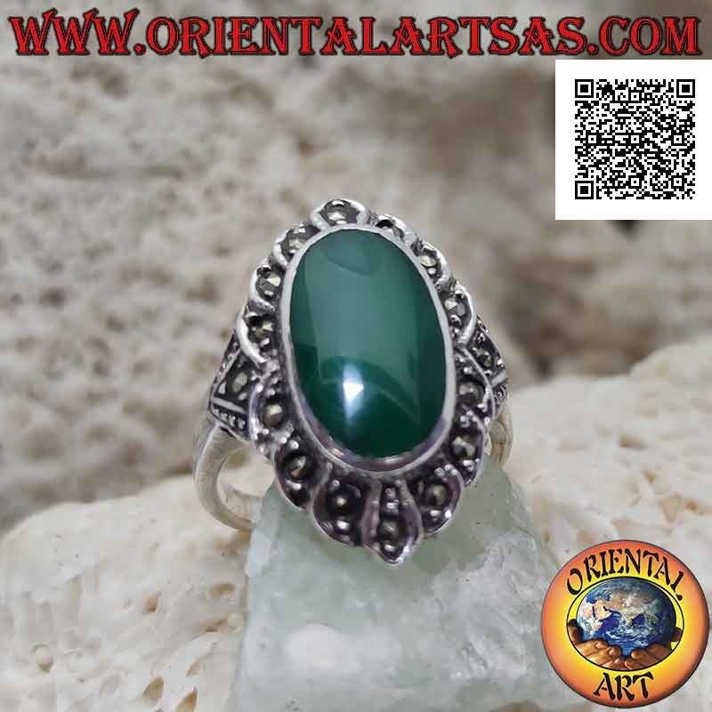 Anello in argento con agata verde ovale contornata da ovali con marcassite centrale
