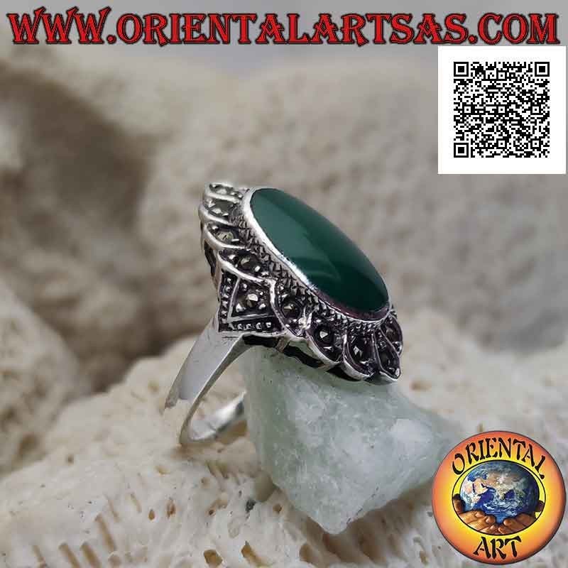 Anillo de plata con ágata verde ovalada rodeada de óvalos con marcasita central