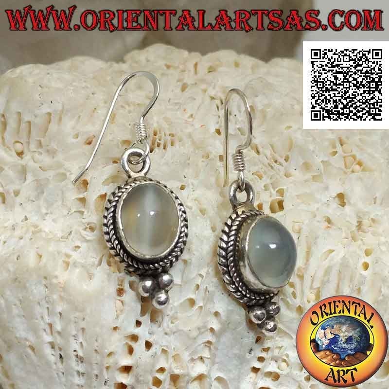 Pendientes de plata con piedra lunar ovalada de cabujón rodeados de entretejidos y trío de bolas debajo