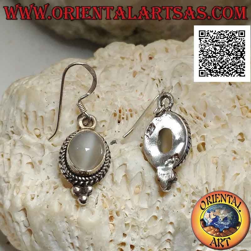 Orecchini in argento con pietra di luna ovale cabochon contornata da intreccio e tris di palline sotto