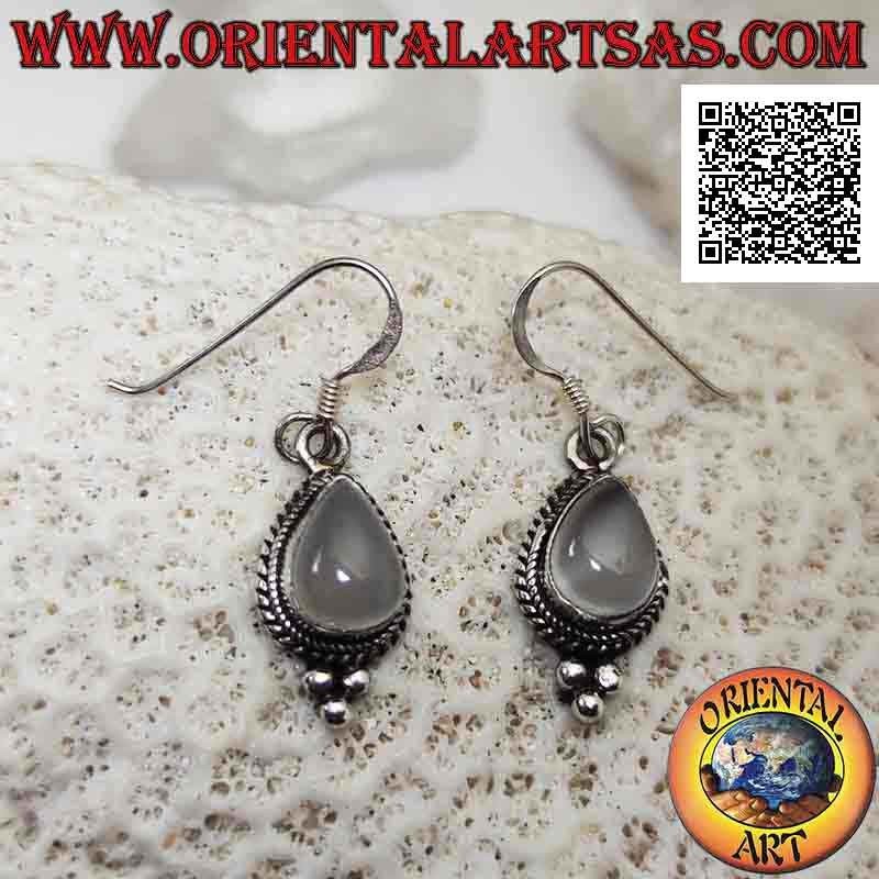 Boucles d'oreilles en argent avec pierre de lune en forme de cabochon entouré d'entrelacements et trio de boules en dessous
