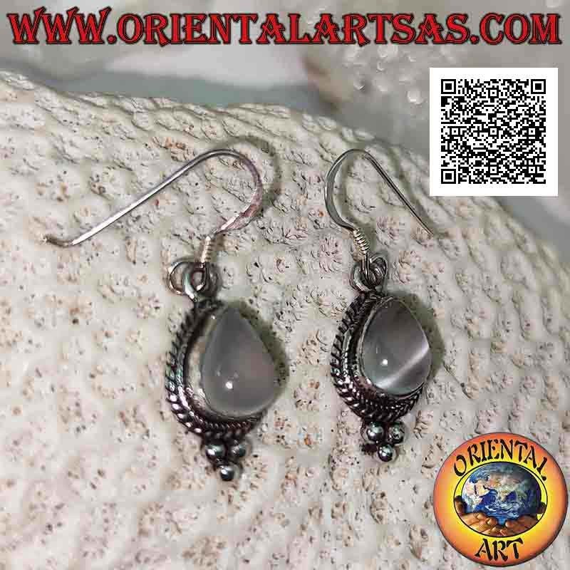 Pendientes de plata con piedra lunar de gota de cabujón rodeados de entretejidos y trío de bolas debajo