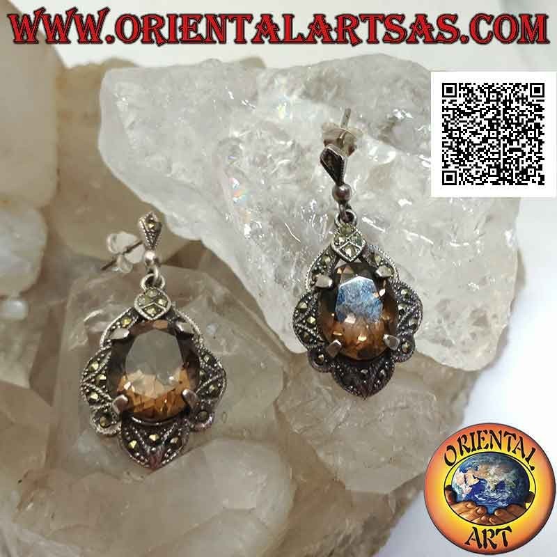 Boucles d'oreilles en argent avec topaze fumée ovale facettée sertie sur une monture cloutée de marcassite