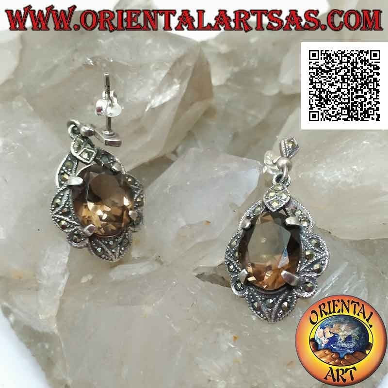 Boucles d'oreilles en argent avec topaze fumée ovale facettée sertie sur une monture cloutée de marcassite