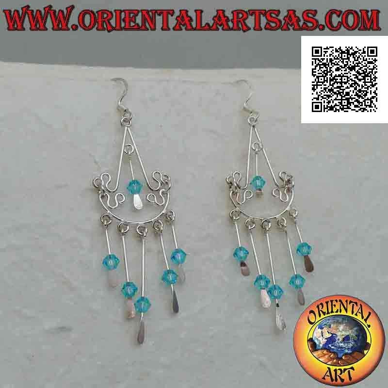 Pendientes de arco de plata de estilo barroco con cristales azules colgando en el centro y debajo