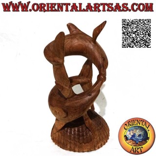 Skulptur eines Delfinpaares in einem Helixspiel mit einer Kugel zwischen den Schnauzen aus 22 cm amerikanischem Kiefernholz