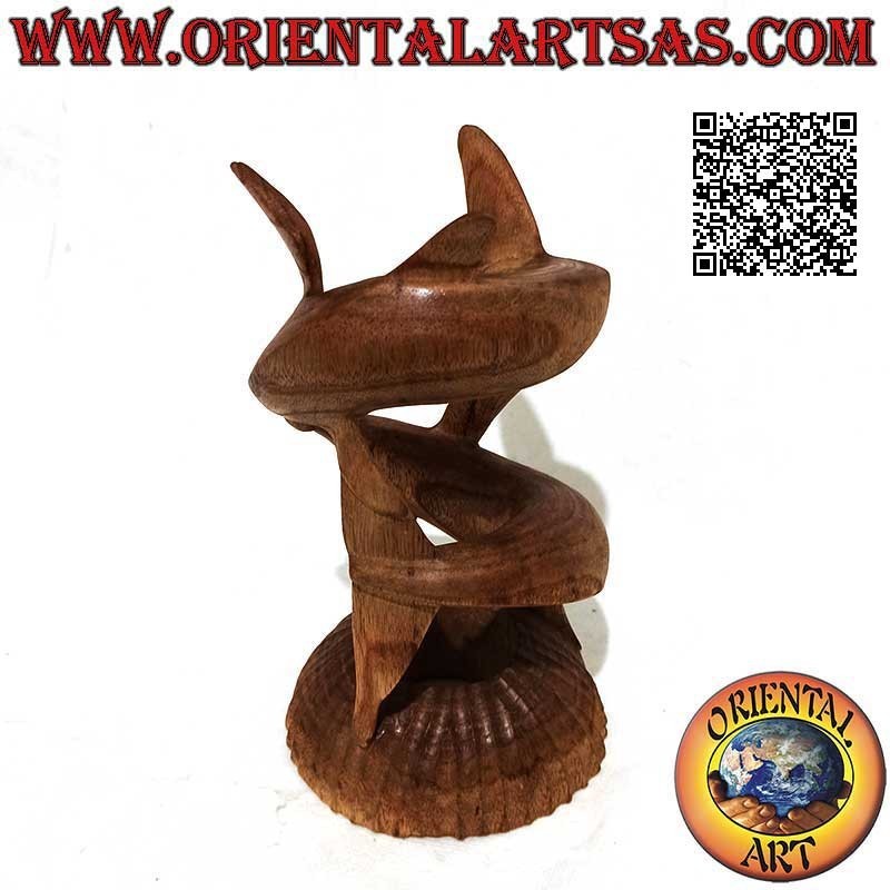 Skulptur eines Delfinpaares in einem Helixspiel mit einer Kugel zwischen den Schnauzen aus 22 cm amerikanischem Kiefernholz