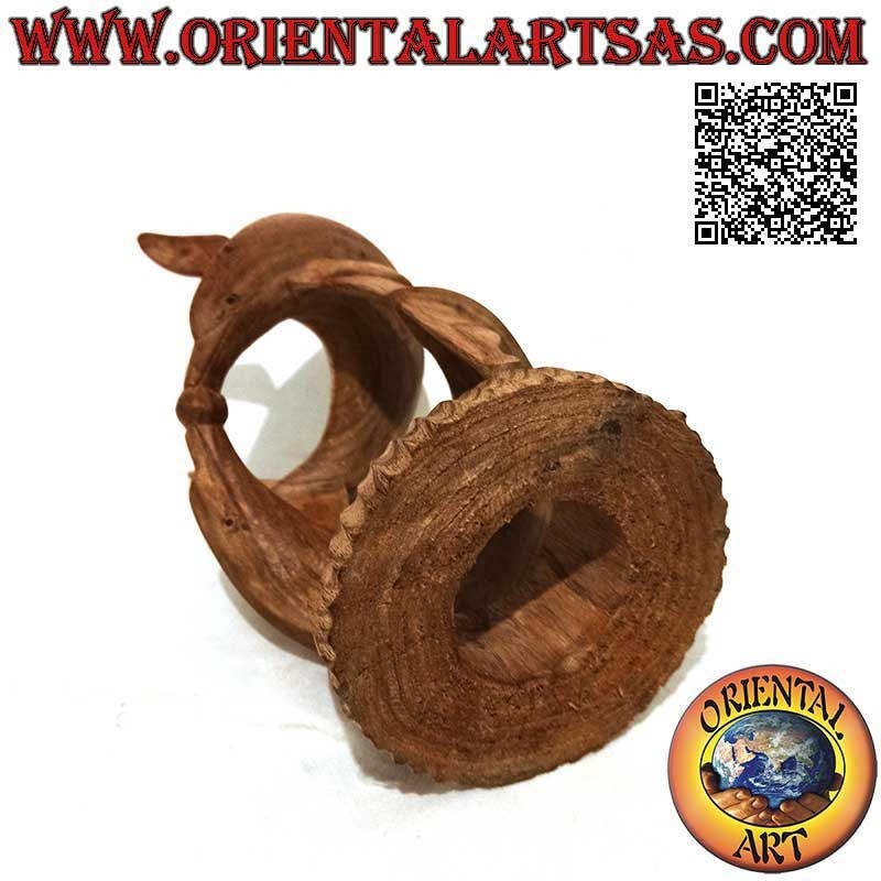 Skulptur eines Delfinpaares in einem Helixspiel mit einer Kugel zwischen den Schnauzen aus 22 cm amerikanischem Kiefernholz