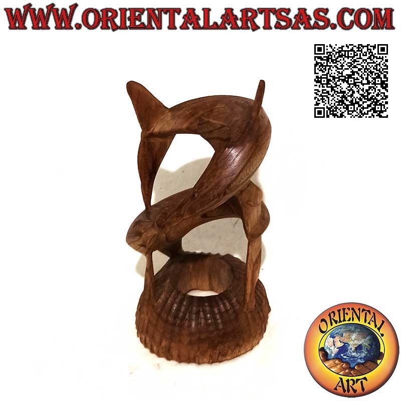 Scultura di una coppia di delfini in gioco elicoidale con palla tra i musi in legno di pino americano da 22 cm
