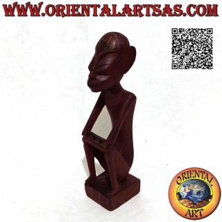 Scultura di un indigeno pensatore con tatuaggi tribali dipinti a mano in legno di mogano bordeaux