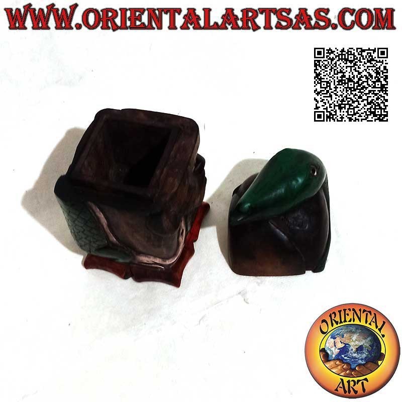 Boîte parallélépipédique en forme de tête d'indigène avec un lézard sur le dessus, sculptée et peinte à la main (Lombok)