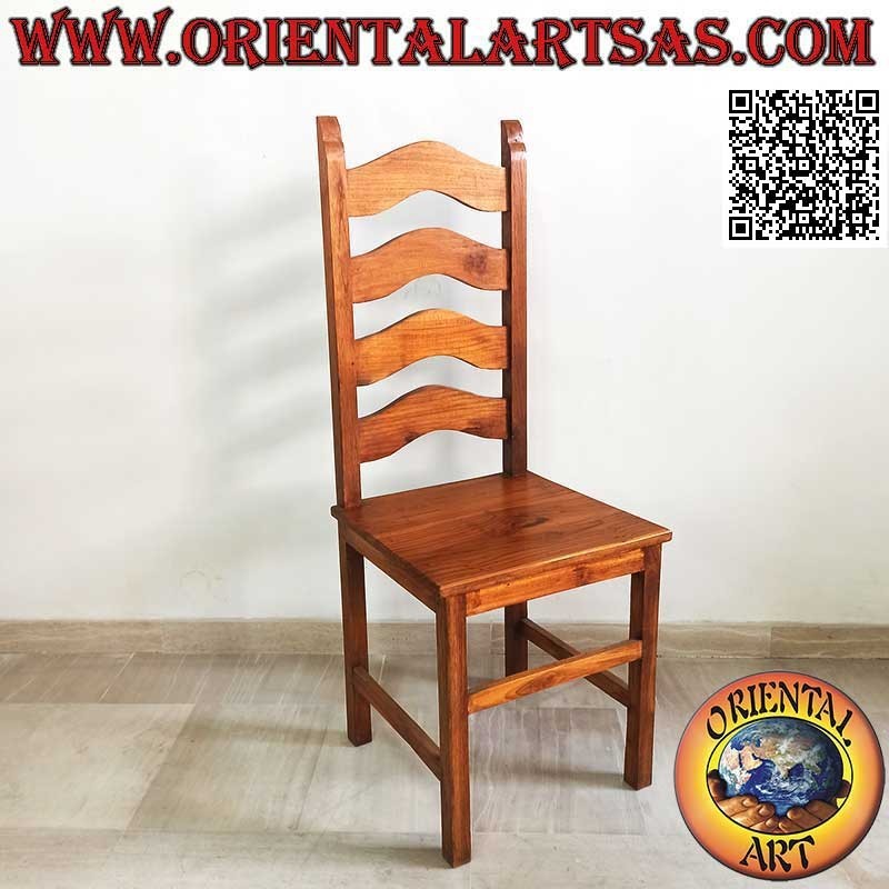 Silla artesanal de madera de teca maciza con respaldo alto de listones curvos estilo imperial.