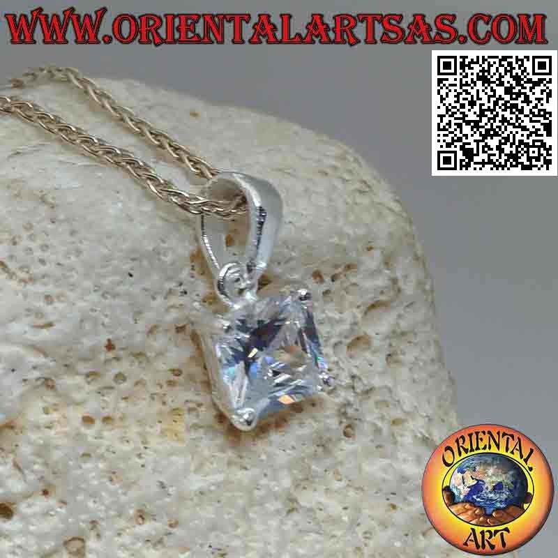 Pendentif en argent avec point lumineux de zircon carré
