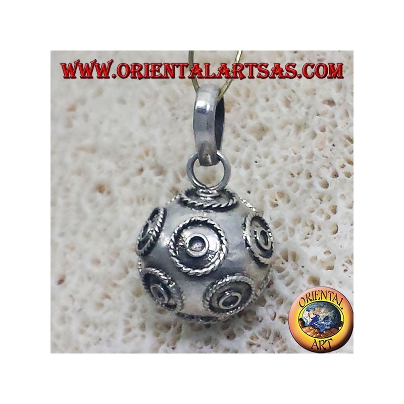 Pendentif (rappeler les anges) appelé anges argent diamètre 16mm.