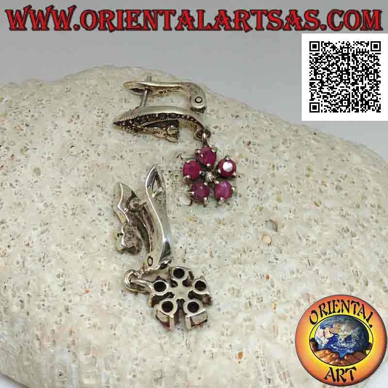 Pendientes de plata, lazo con marcasita y cierre de palanca y colgante flor de 5 rubíes redondos naturales