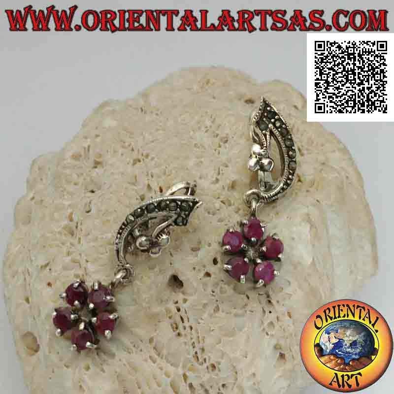 Orecchini in argento, archetto con marcasite e chiusura a leva e fiore pendente di 5 rubini tondi naturali