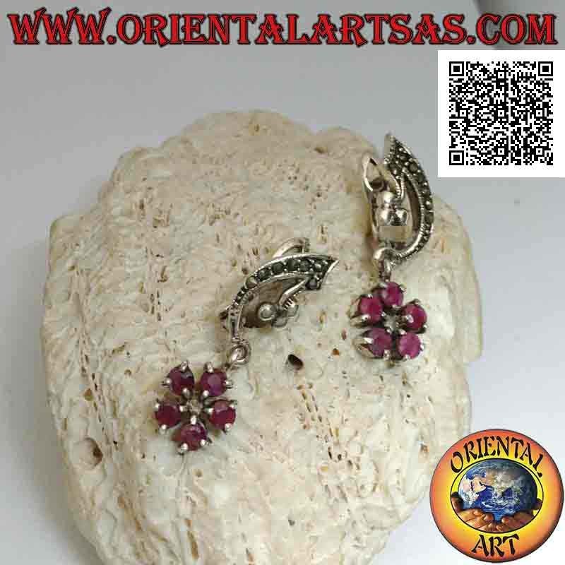 Orecchini in argento, archetto con marcasite e chiusura a leva e fiore pendente di 5 rubini tondi naturali