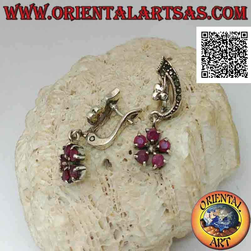 Orecchini in argento, archetto con marcasite e chiusura a leva e fiore pendente di 5 rubini tondi naturali