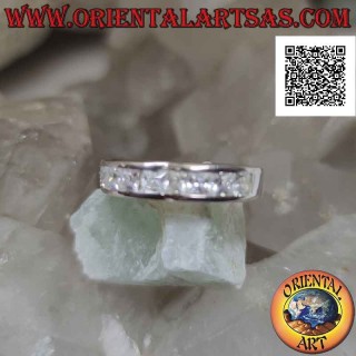 Anillo de plata de banda lisa con dos jorobas y una fila de circonitas blancas en la parte delantera