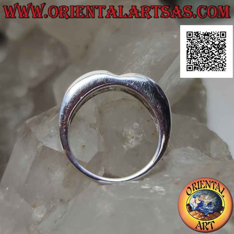 Anello in argento a fascia liscia con due gobbe e una fila di zirconi bianchi sul davanti