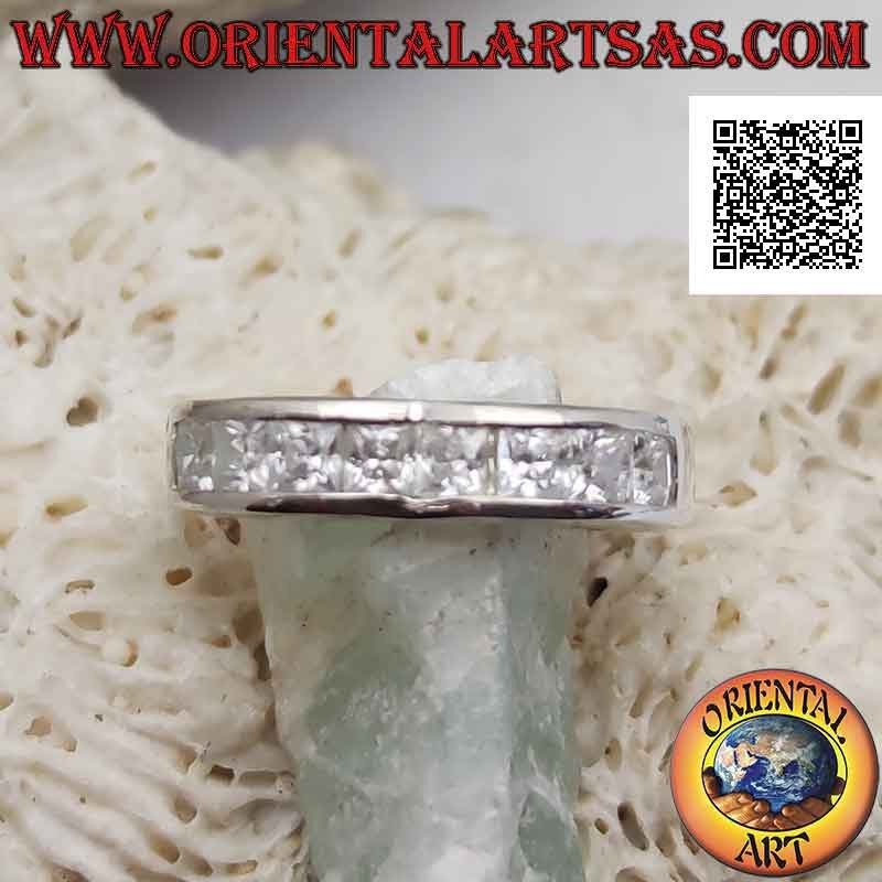 Glatter silberner Ring mit zwei Höckern und einer Reihe weißer Zirkone auf der Vorderseite