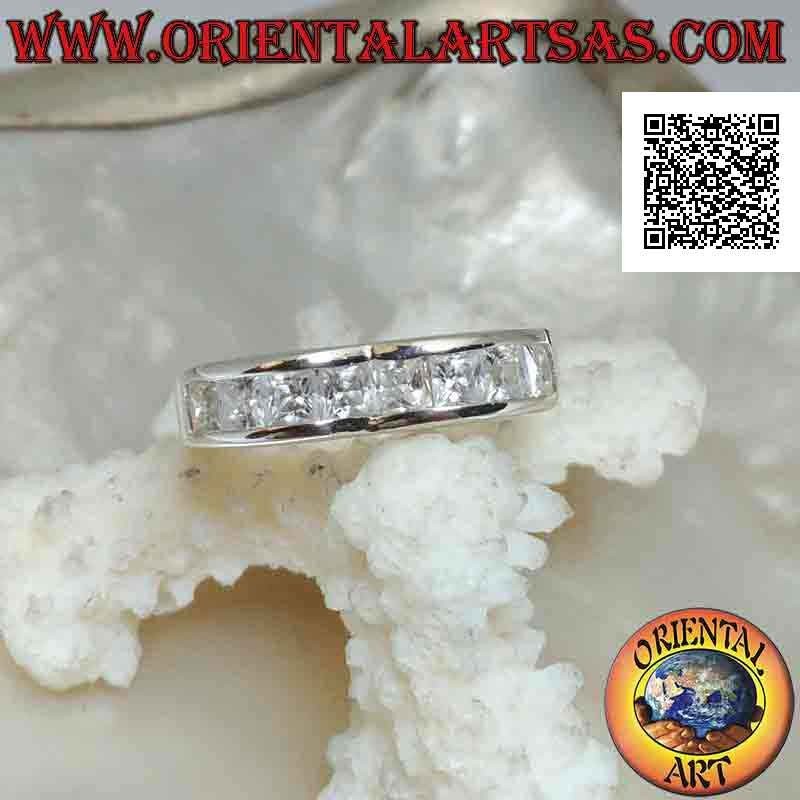 Anillo de plata de banda lisa con dos jorobas y una fila de circonitas blancas en la parte delantera