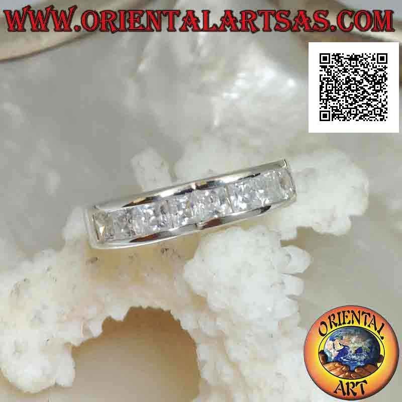 Bague en argent à bande lisse avec deux bosses et une rangée de zircons blancs sur le devant