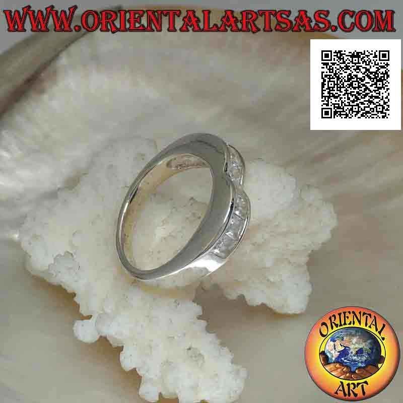 Anillo de plata de banda lisa con dos jorobas y una fila de circonitas blancas en la parte delantera